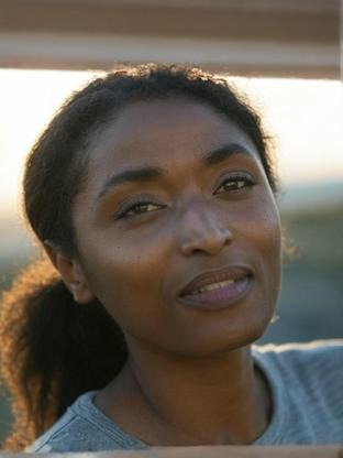 Person who looks like Lisa Bonet