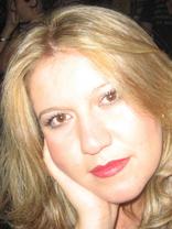 Person who looks like Tori Spelling