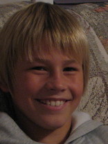 Person who looks like Cole & Dylan Sprouse