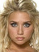 Person who looks like Mary-Kate and Ashley Olsen