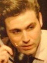 Person who looks like Eric Szmanda