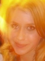 Person who looks like Mary-Kate and Ashley Olsen