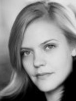 Person who looks like Mena Suvari