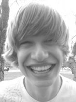 Person who looks like Cole & Dylan Sprouse