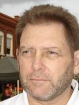 Person who looks like Donnie Wahlberg