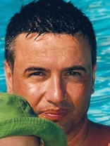 Person who looks like Pierce Brosnan