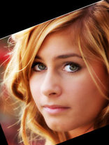 Person who looks like Mary-Kate and Ashley Olsen