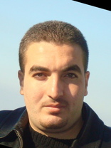 Person who looks like Pierce Brosnan