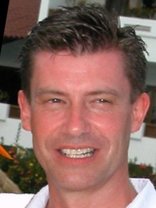 Person who looks like Pierce Brosnan