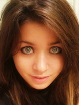 Person who looks like Mary-Kate and Ashley Olsen