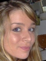 Person who looks like Mary-Kate and Ashley Olsen