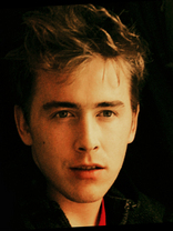 Person who looks like Eric Szmanda