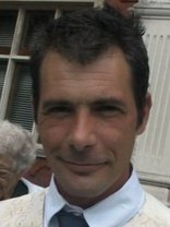 Person who looks like Pierce Brosnan