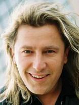 Person who looks like Pierce Brosnan