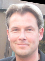 Person who looks like Pierce Brosnan