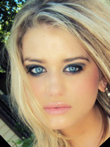 Person who looks like Mary-Kate and Ashley Olsen