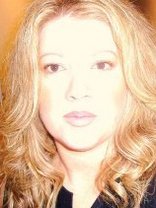 Person who looks like Tori Spelling