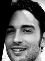 Person who looks like Zachary Levi