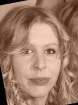 Person who looks like Tori Spelling