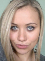 Person who looks like Mary-Kate and Ashley Olsen