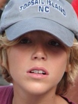 Person who looks like Cole & Dylan Sprouse