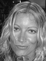 Person who looks like Tori Spelling