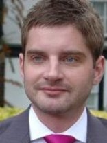 Person who looks like Tobey Maguire