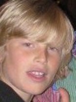 Person who looks like Cole & Dylan Sprouse