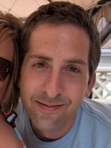 Person who looks like David Schwimmer