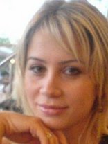 Person who looks like Mary-Kate and Ashley Olsen