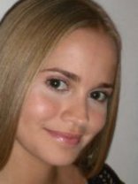 Person who looks like Mary-Kate and Ashley Olsen