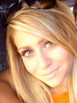 Person who looks like Mary-Kate and Ashley Olsen