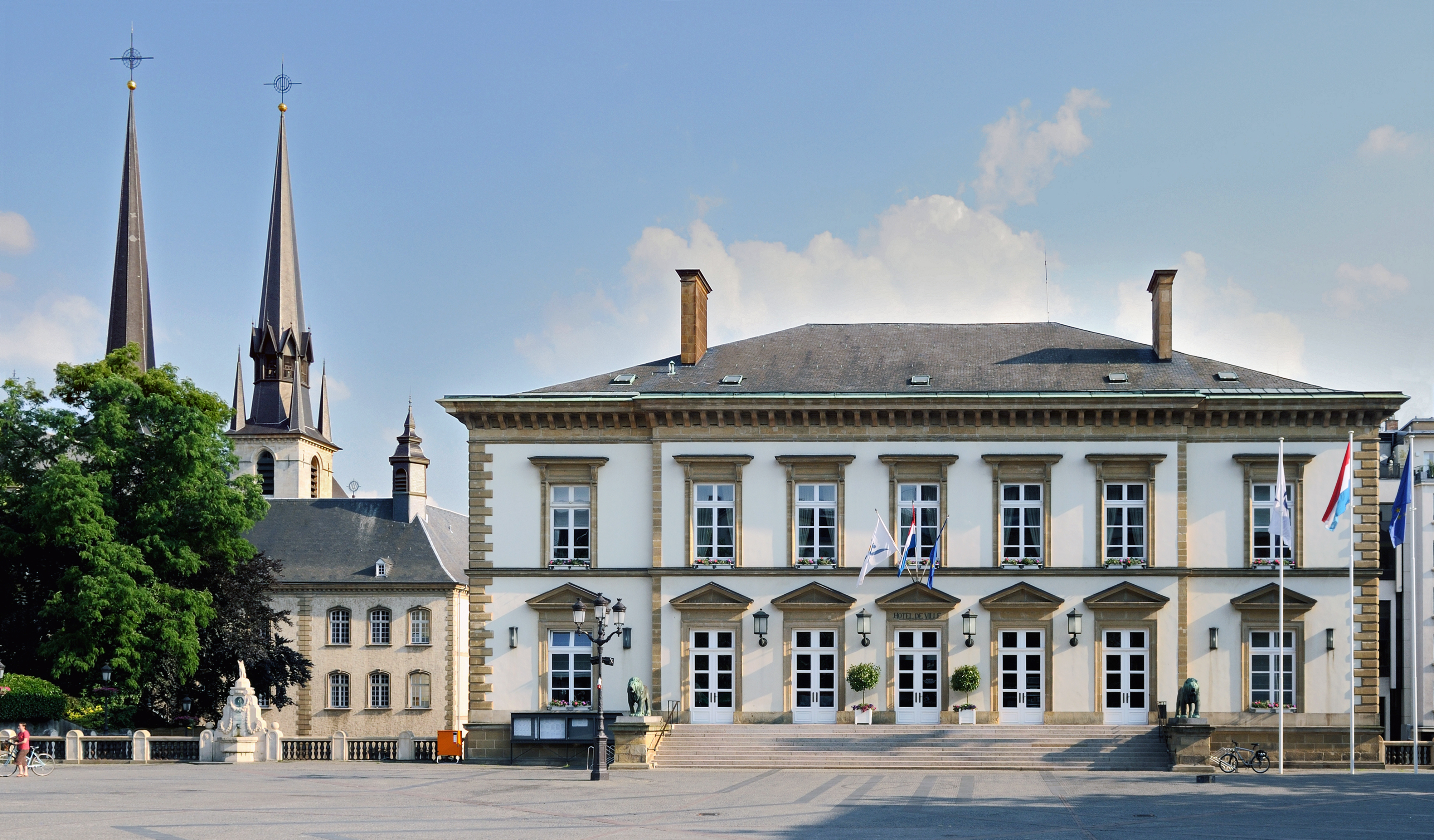 Luxembourg City, square Guillaume II: City Hall and cathedral.