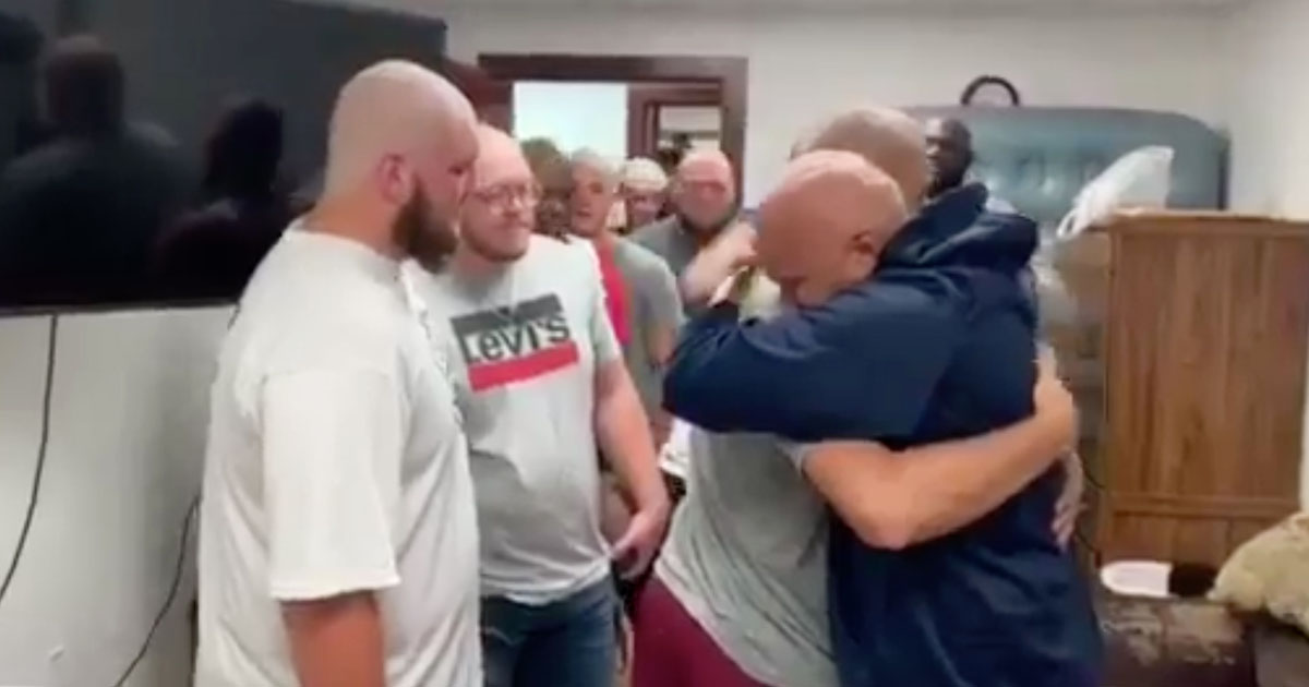 Lyon-college-football-players-shave-heads