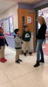 kids-greets-deaf-teacher-using-sign-6