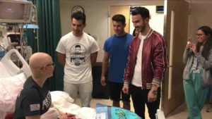 Jonas-Brothers-surprises-fan-battling-cancer-2