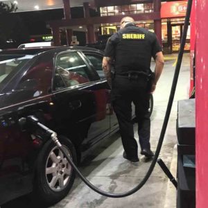 police-deputy-buys-pumps-gas-for-woman