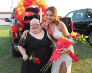 Homecoming-queen-gives-crown-to-classmate-with-down-syndrome-2