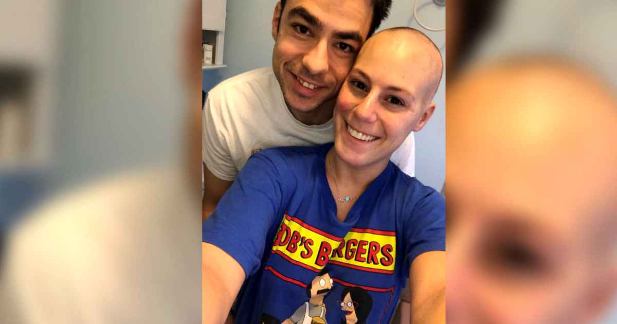 couple-exchange-vows-after-chemo