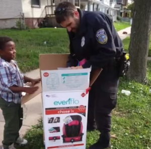 police-officer-buys-children-car-seats-3