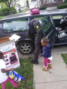 police-officer-buys-children-car-seats-2