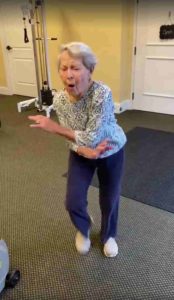 elderly-woman-dancing-end-of-therapy-3