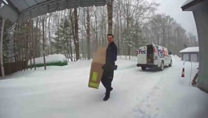 fedex-driver-shovel-snow-2