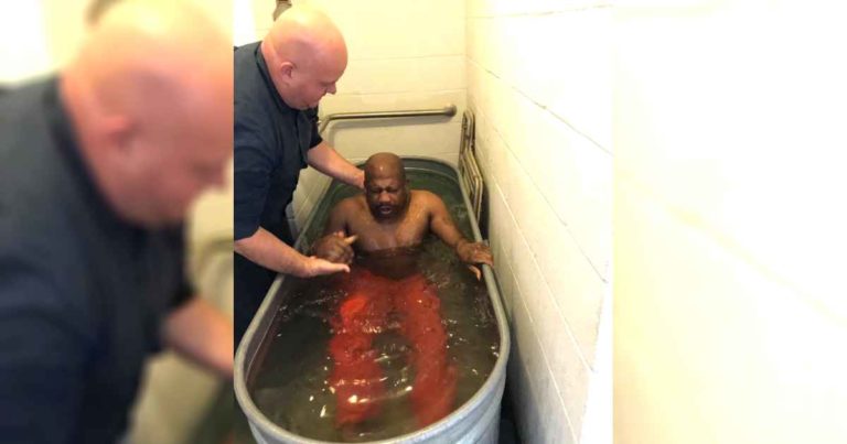 arkansas-inmates-baptism