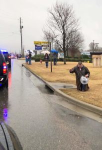 Alabama man prays for fallen officer