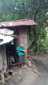 poor-elderly-woman-reads-Bible