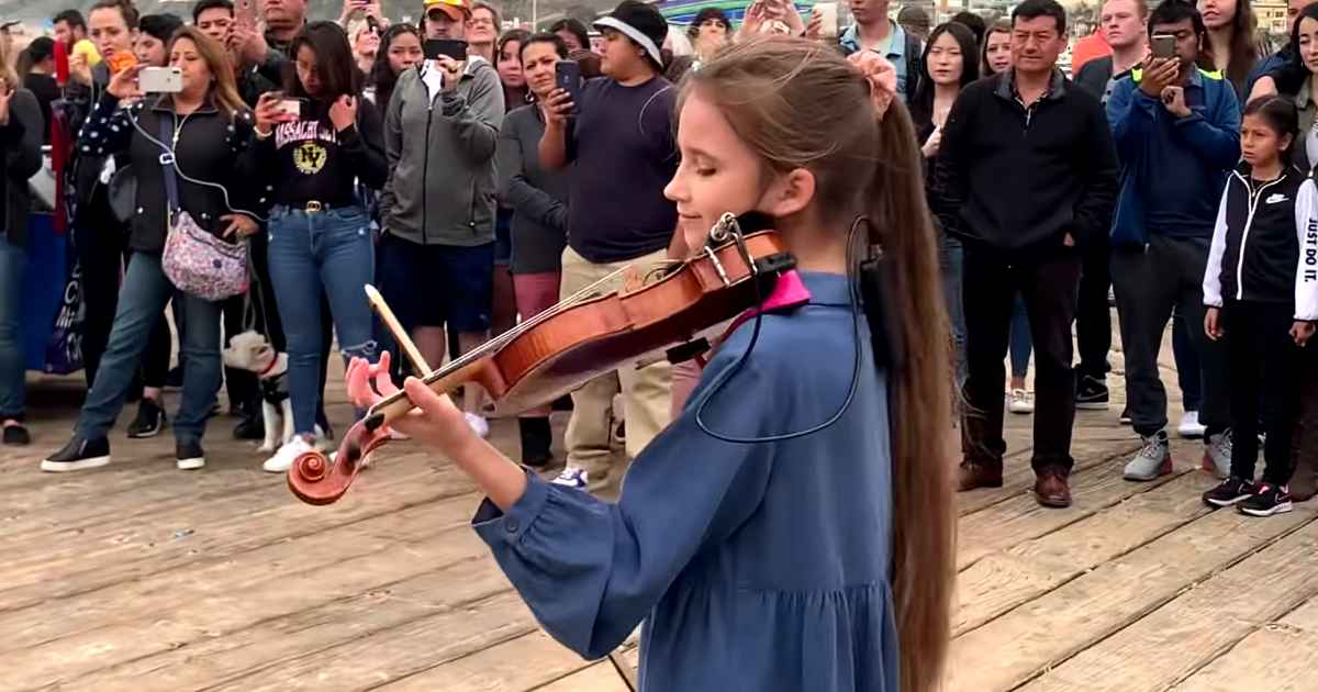 ribben Mængde penge Søjle Street Performers Give Stunning Violin Rendition Of 'Can't Help Falling In  Love' From Elvis