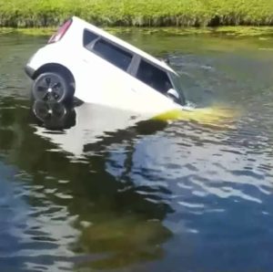 man-saves-woman-from-sinking-car-2