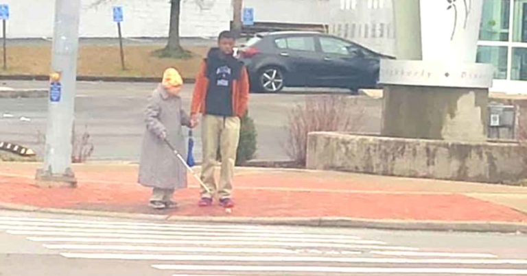 teen-helps-blind-woman-cross-street