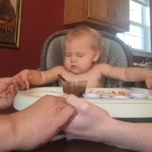baby-prays-before-meal-3